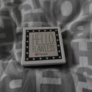 Swatch de little flower : Hello Flawless Fond de Teint Compact, Benefit Cosmetics