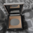 Swatch de little flower : Hello Flawless Fond de Teint Compact, Benefit Cosmetics