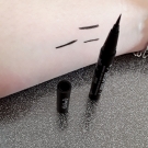 Swatch de little flower : Tattoo Liner - Eyeliner liquide, KAT VON D BEAUTY