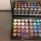 Swatch de Quiriane : Palette de maquillage 48, Miss Cop