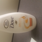 Swatch de Quiriane : Huile-crème douche soin nourrisante, Dove