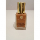 Swatch de Quiriane : Double Wear Teint longue tenue intransférable SPF 10, Estée Lauder