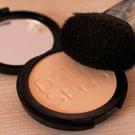 Swatch de Histoires de filles : Poudre Transparente Hypersensitive, Dado Sens