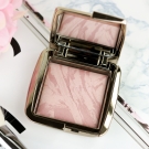 Swatch de Garlic and Grenadine : Ambient Lighting Blush, Hourglass