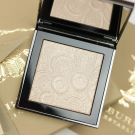 Swatch de Garlic and Grenadine : RUNWAY Palette Poudre Illuminatrice, Burberry
