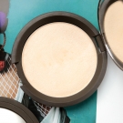 Swatch de Garlic and Grenadine : Shimmering Skin Perfector Pressed, Becca