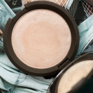 Swatch de Garlic and Grenadine : Shimmering Skin Perfector Pressed, Becca