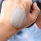 Swatch de Garlic and Grenadine : Le Super Volcanic Pore Clay Mask, Innisfree