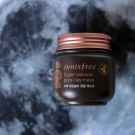 Swatch de Garlic and Grenadine : Le Super Volcanic Pore Clay Mask, Innisfree