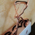 Swatch de The_lennikim : Recourbe Cils Rose, The Vintage Cosmetic Company