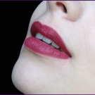 Swatch de Ô Boudoir Parfumé : Le Crayon Rouge à Lèvres, Avril