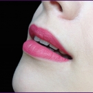 Swatch de Ô Boudoir Parfumé : Le Crayon Rouge à Lèvres, Avril