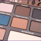 Swatch de Ô Boudoir Parfumé : Semi-Sweet Chocolate Bar - Palette d'ombres à paupières, Too Faced
