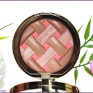 Swatch de Ô Boudoir Parfumé : Sweetie Pie Bronzer - Poudre bronzante Peaches & Cream, Too Faced