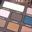 Swatch de Ô Boudoir Parfumé : Semi-Sweet Chocolate Bar - Palette d'ombres à paupières, Too Faced