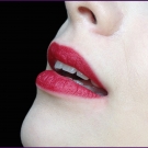 Swatch de Ô Boudoir Parfumé : Le Crayon Rouge à Lèvres, Avril