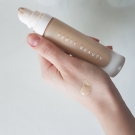 Swatch de Floraa : Pro Filt'r Soft Matte Longwear Foundation - Fond de Teint Longue Tenue, Fenty Beauty by Rihanna