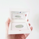 Swatch de Floraa : Invisimatte Blotting Powder - Poudre Matifiante, Fenty Beauty by Rihanna