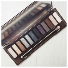 Swatch de Floraa : Naked Smoky, Urban Decay
