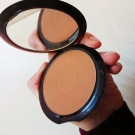 Swatch de Floraa : Terracotta - La Poudre Bronzante Hâle Naturel et Longue Tenue, Guerlain