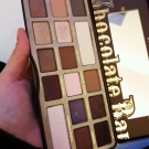 Swatch de Floraa : Chocolate bar - Palette de fards à paupières, Too Faced
