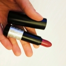 Swatch de Floraa : Artist Rouge - Rouge à lèvres, Make Up For Ever