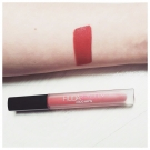 Swatch de Floraa : Liquid Matte - Rouge à Lèvres liquide mat, Huda Beauty