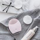 Swatch de Malsih : Luna Appareil T-Sonic nettoyant et anti-âge pour le visage, Foreo