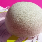 Swatch de July In The Sky : Eponge Konjac à l'argile verte, The Konjac Sponge Co