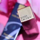 Swatch de July In The Sky : Pure Color Envy Rouge fluide, Estée Lauder