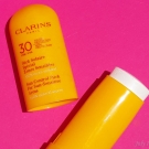 Swatch de July In The Sky : Stick solaire Spécial Zones Sensibles, Clarins