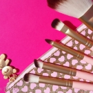 Swatch de July In The Sky : Absolute Essentials Set de pinceaux, Too Faced