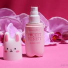 Swatch de July In The Sky : Brume Hydratante Pocket Bunny, Tonymoly