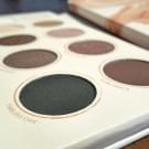 Swatch de Madame Curieuse : Naturally Yours Eyeshadow Palette, Zoeva