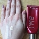 Swatch de Sherlock Beauté : BB Skin Perfecting Cream SPF25, Clarins