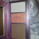 Swatch de Elsa.D : Palette Peachy Glow Cheek Enlumineur, Tanya Burr