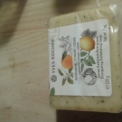 Swatch de Lili381995 : Savon Exfoliant Energisant Mandarine Citron Cèdre - 200gr, Yves Rocher