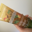 Swatch de Flore_b : Gel Douche Gommant Energisant Mangue Coriandre, Yves Rocher