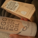 Swatch de Mel59 : Egg Mousse Body Oil - Mousse Huile pour le corps, Too Cool for School