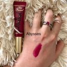 Swatch de Abysses : Melted - Rouge à lèvres liquéfié longue tenue, Too Faced