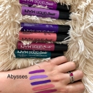 Swatch de Abysses : Liquid Suede Rouge à Lèvres Crème, NYX