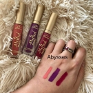Swatch de Abysses : Melted Matte - Rouge à lèvres liquéfié longue tenue mat, Too Faced