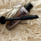 Swatch de Abysses : They're Real! - Mascara volumateur et allongeant, Benefit Cosmetics