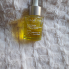 Swatch de Claudiaor : Huile Santal, Clarins