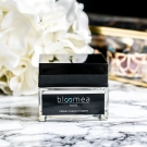 Swatch de Blissfully Yours : Crème Visage, Bloomea