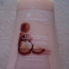 Swatch de chatte : Crème de Douche Onctueuse Noix de Macadamia du Guatemala - Jardins du Monde, Yves Rocher