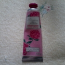 Swatch de chatte : Crème Mains Pivoine Flora Edition Limitée, L'Occitane