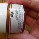 Swatch de chasalion : GinZing - Crème Rafraîchissante pour les Yeux, pour Éclaircir et Dégonfler, Origins