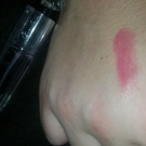 Swatch de pinkpink : La Petite Robe Noire Le Rouge Délicieusement Brillant, Guerlain