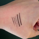 Swatch de Lola Happy Beauty Corner : Dagger Tattoo Liner, Kat Von D